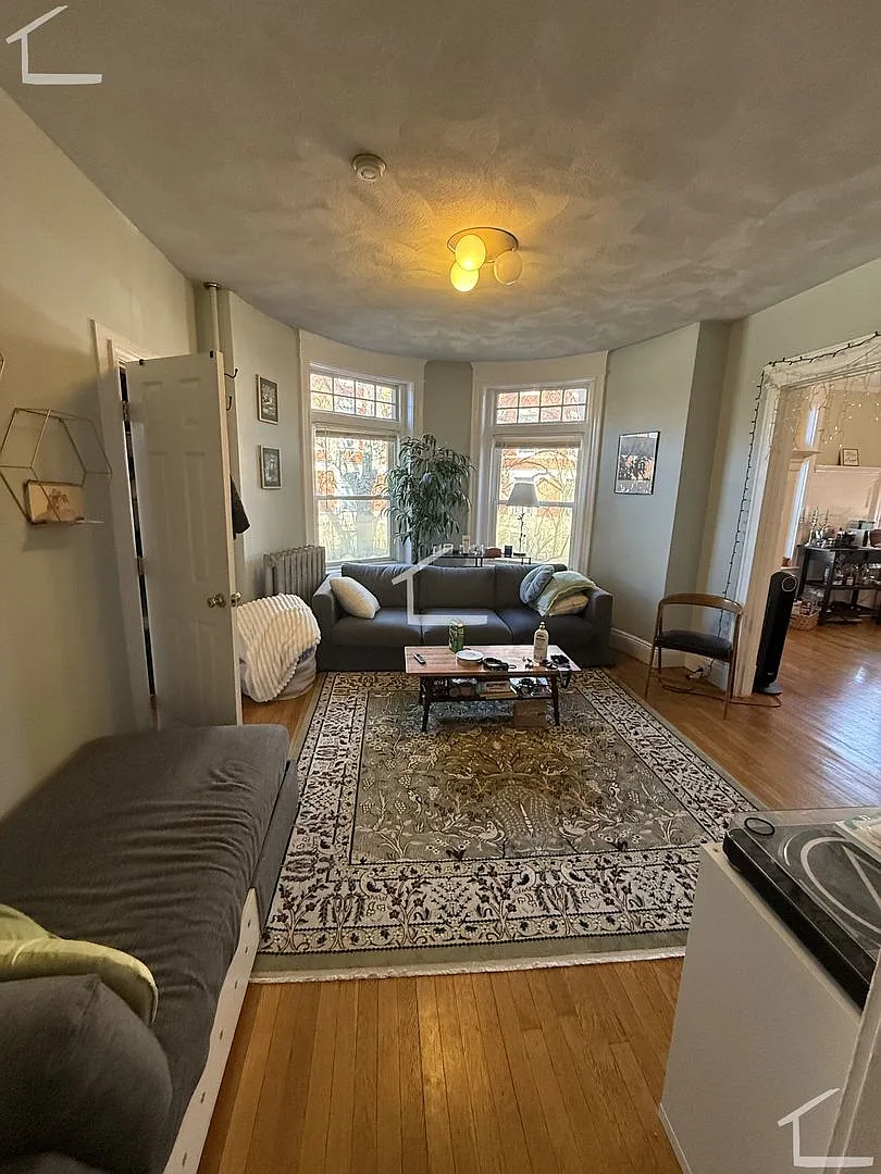 Amazing 4 bed 2.5 bath in Brookline... — Photo 3