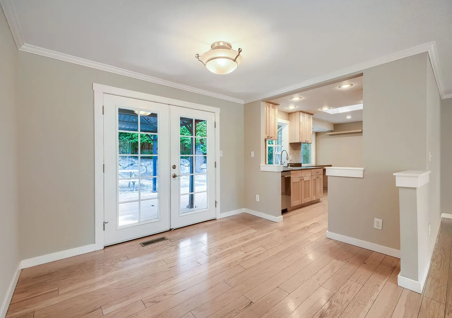 4bed/3bath Home with Lower-Level Bonus Room in East Bellevue! — Photo 4