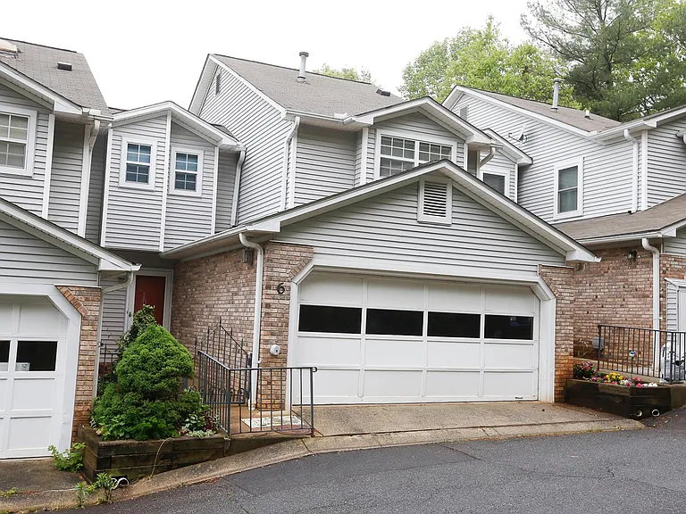 2 car garage townhouse on cul de sac