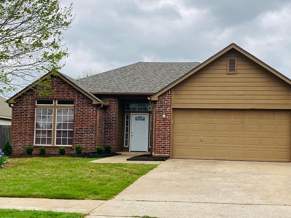 Beautiful brick home in the Jenks School district. Church Hill Park Subdivision