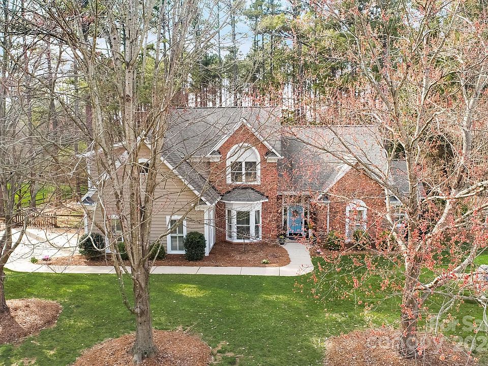 1st image of 127 Lynn Cove Ln