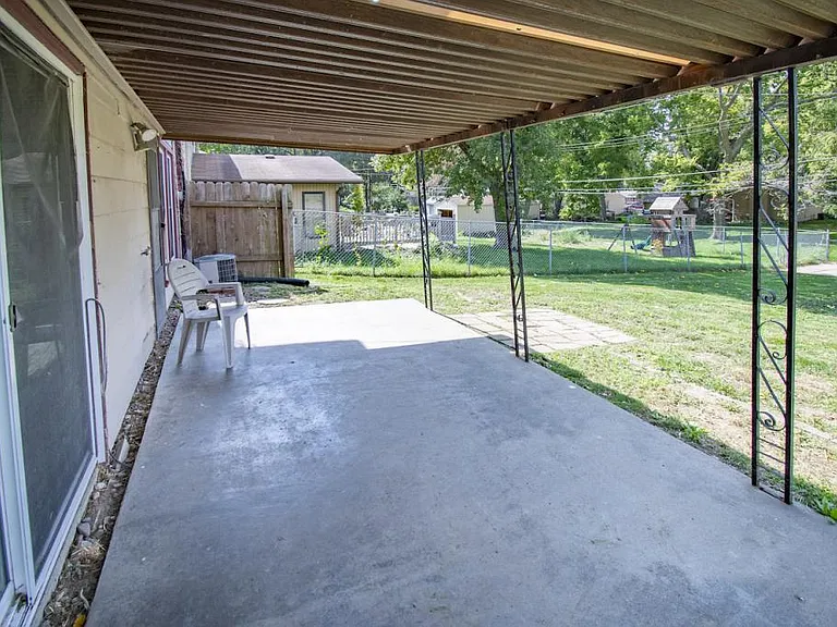 1220 Hillcrest Dr — Photo 27