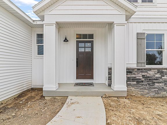 4th image of 7476 Macview Dr #16