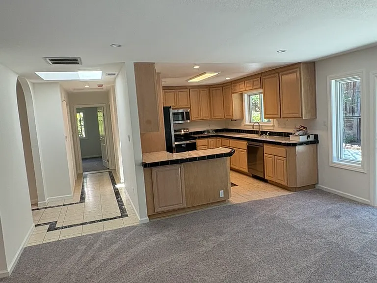 2047 Hull Ave — Photo 2