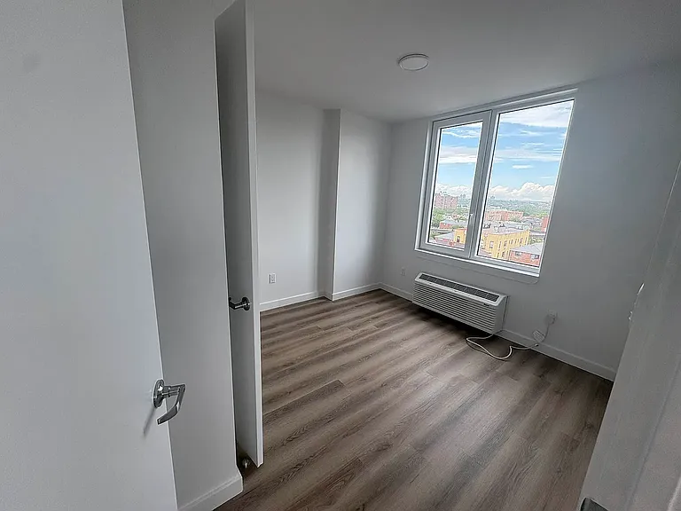 3109 Buhre Ave #8G — Photo 7