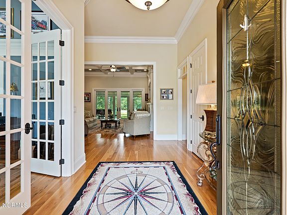 5th image of 544 Royalty Court SW