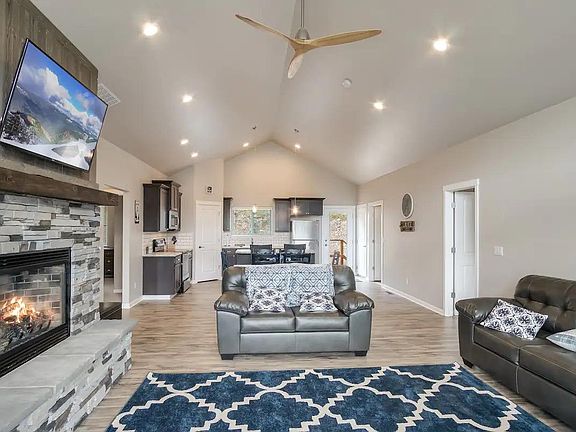 Tall ceilings with heat, AC and gas fireplace