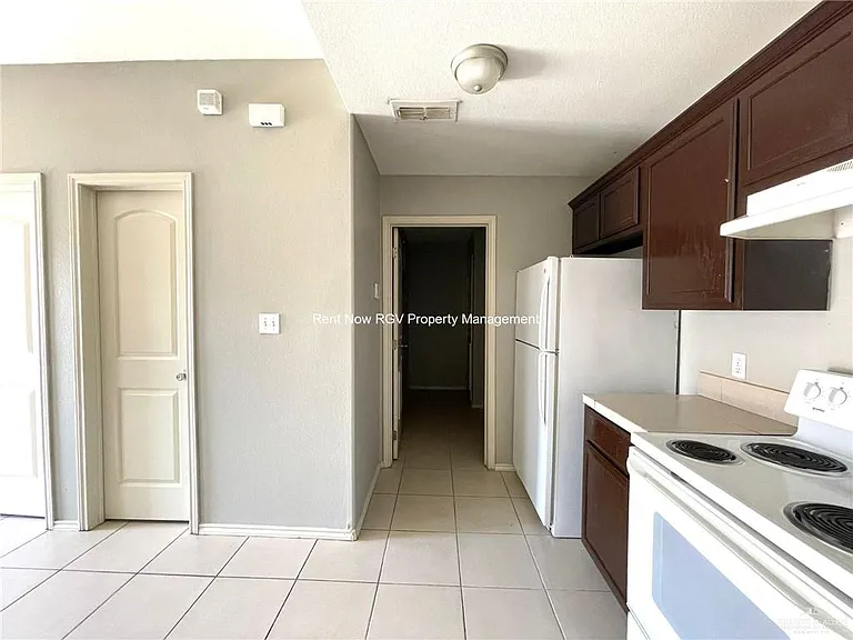 2010 Miroslava Ave #4 — Photo 8