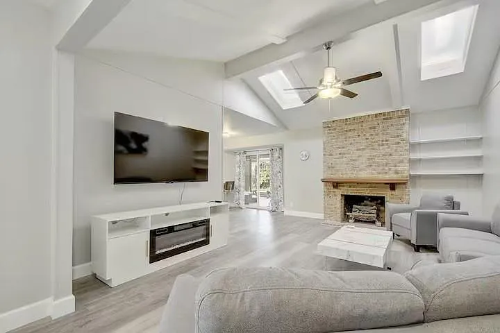 2700 Kerrybrook Ln — Photo 3