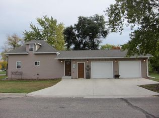 312 3rd St SE, Hankinson, ND 58041