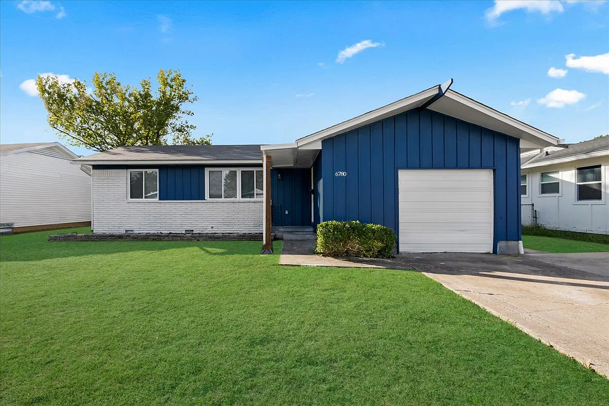 3 bed, 1.0 bath, 920 sqft, $1,395 — Photo 1