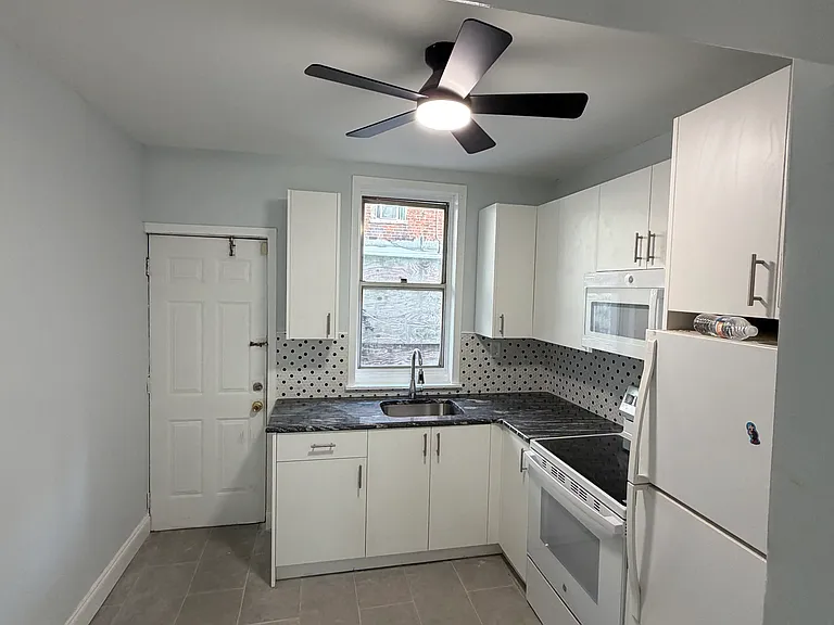 3327 Rand St — Photo 2
