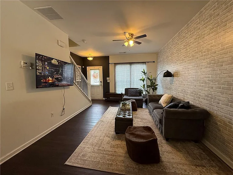 1524 Cove Creek Cir — Photo 3