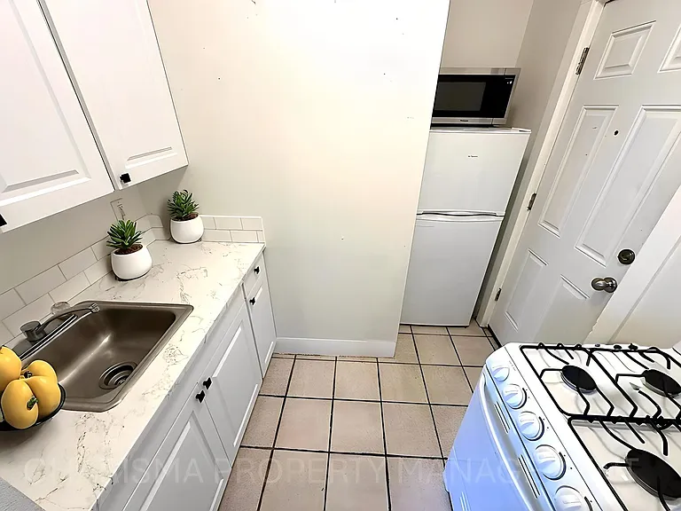 322 E 15th St #3 — Photo 6
