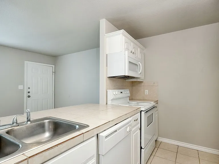 107 Castleberry Ct — Photo 9