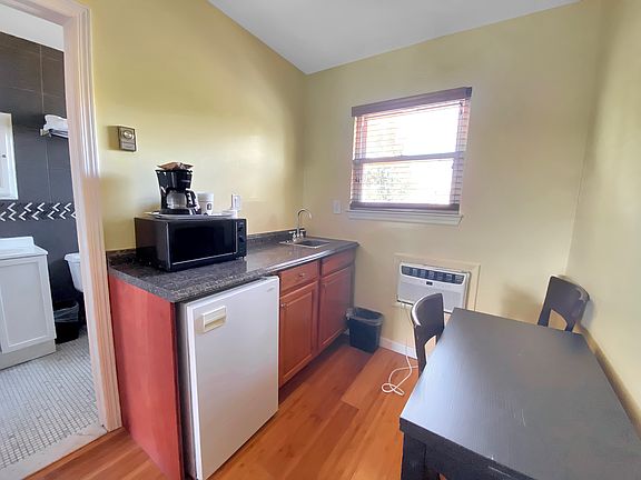 4th image of 72 Foster Ave Unit 1S