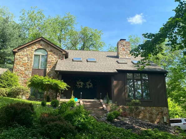 227 Meadowfield Ln, Clairton, PA 15025