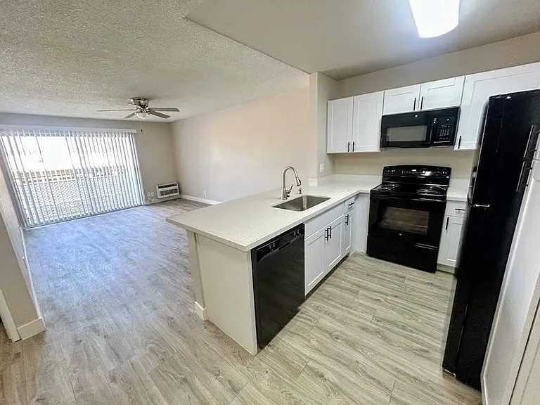 1002 N Mollison Ave #H11 — Photo 6