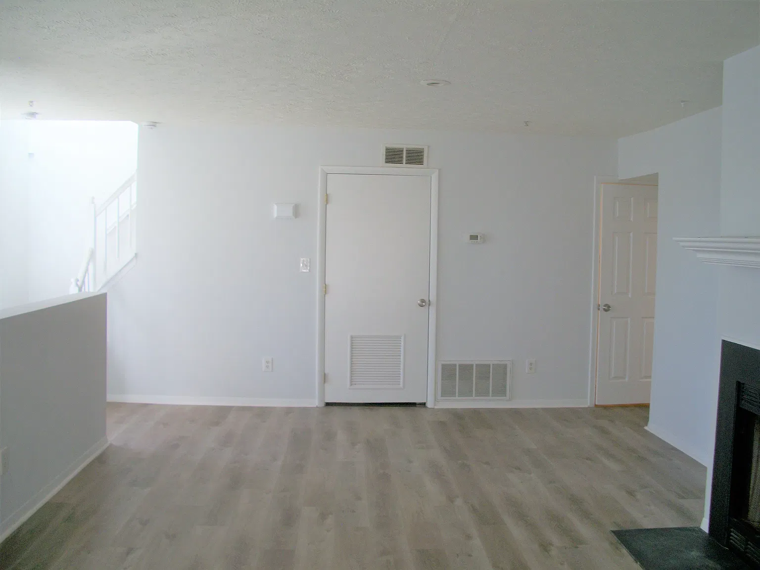 2 bed, 2.5 bath, 1600 sqft, $2,200 — Photo 3