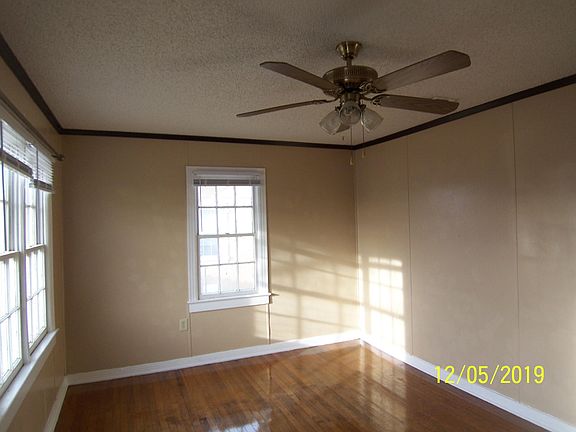 3rd image of 911 E 12th St