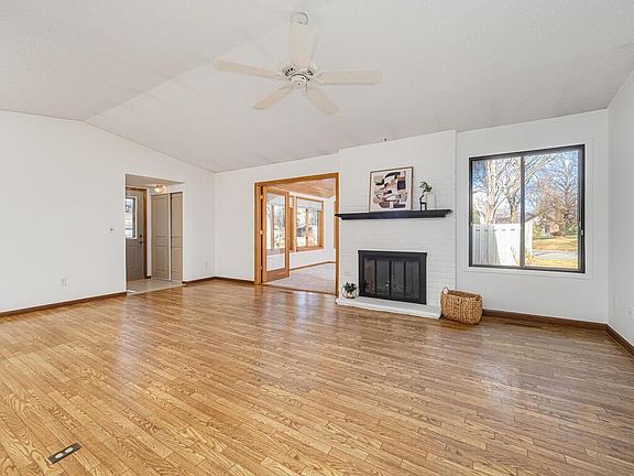 4th image of 984 Yuma Ln N