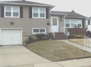 2027 Guildford Park Dr, Seaford, NY 11783