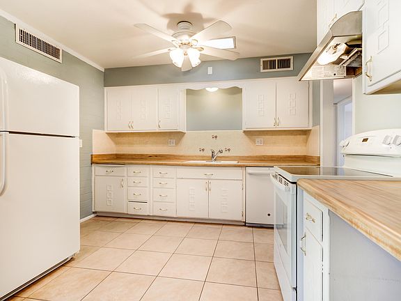 2nd image of 10848 W Canterbury Dr