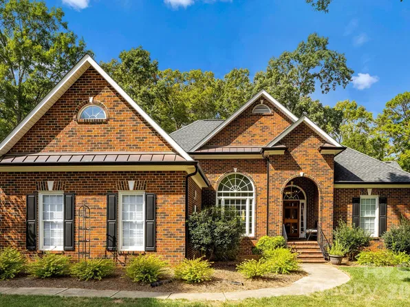 2316 Caernarfon Ln, Matthews, NC 28104