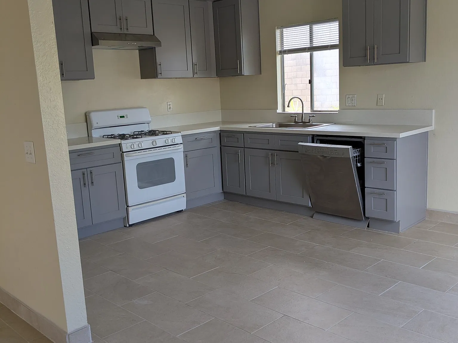 3 bed, 1485 sqft, $3,295 — Photo 3