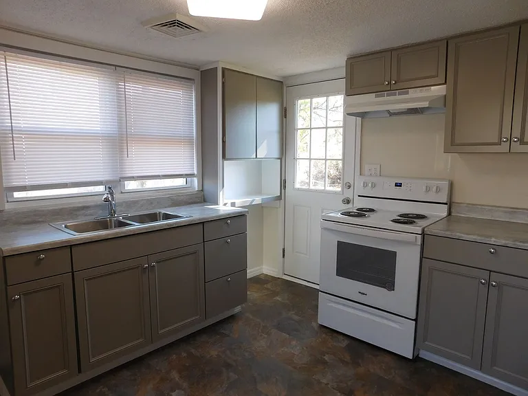 423 Bouy St — Photo 10
