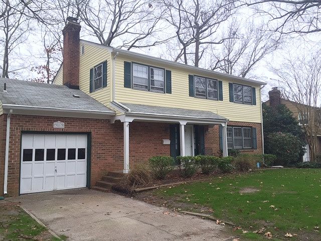 Front of home with 1 car garage