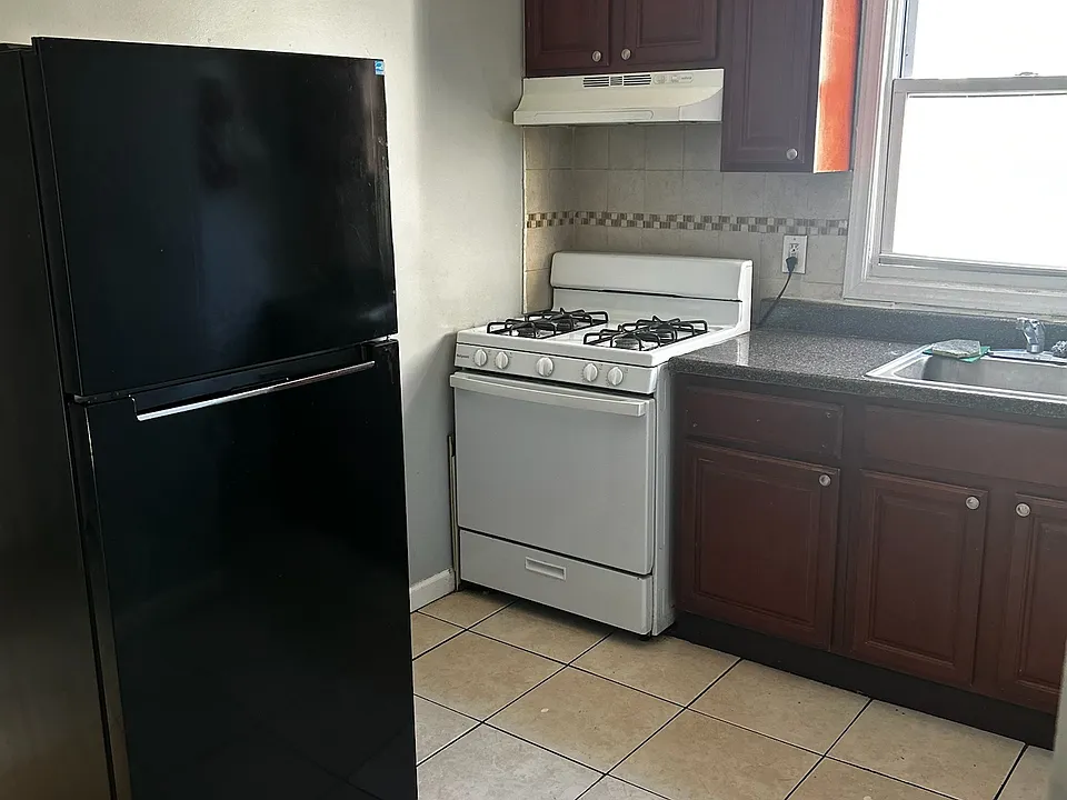 4 Bedrooms at 32 Essex St #3, Paterson NJ — photo 1