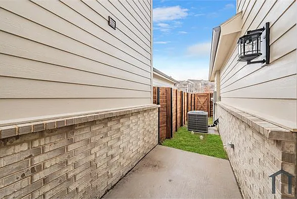 9609 Thorncrown Ln — Photo 34