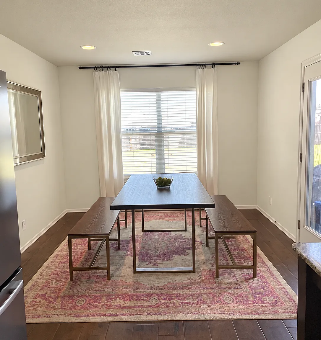 4 bed, 1922 sqft, $2,565 — Photo 3