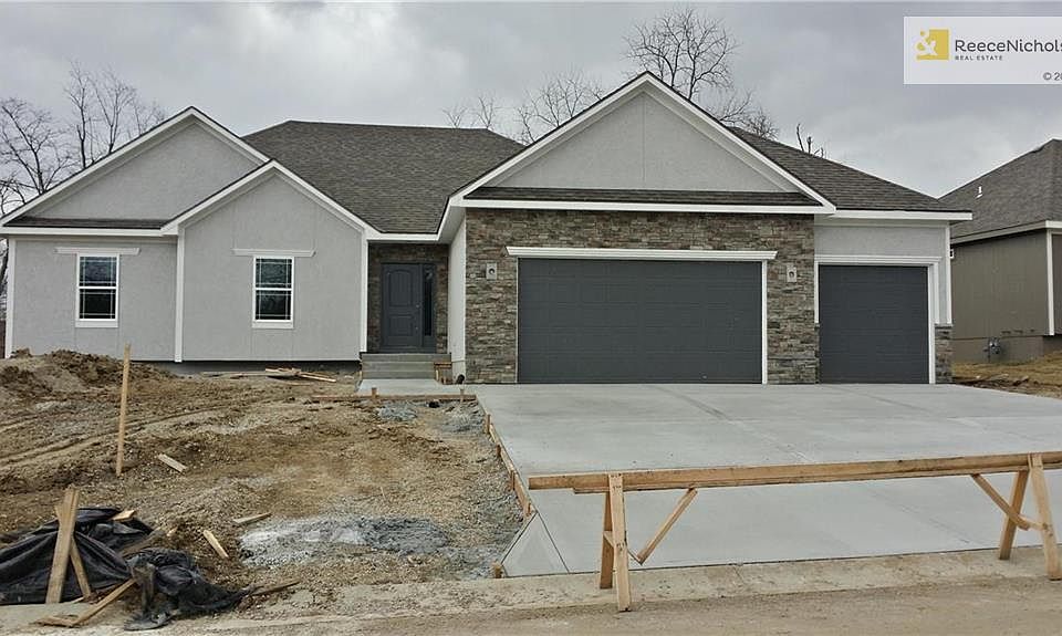 1st image of 1403 NW Burr Oak Ln
