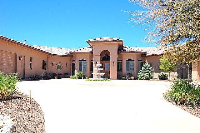 Front Approach/4 Garages
