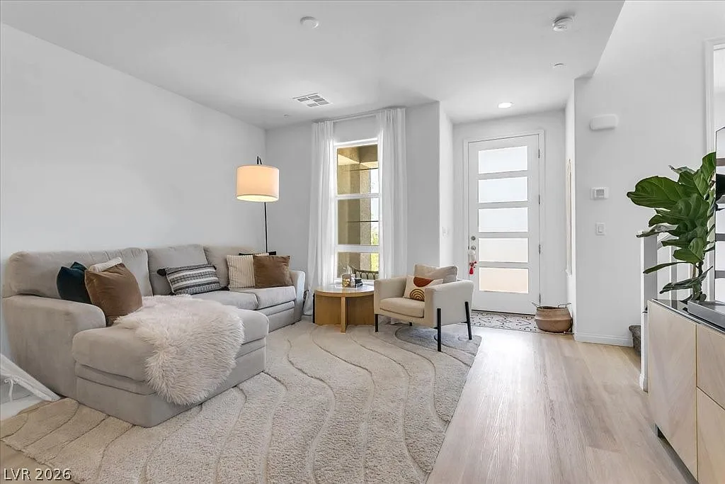 3 bed, 2.5 bath, 1491 sqft, $2,400 — Photo 4