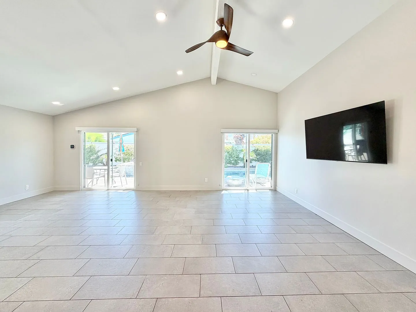 Available Now!! Gorgeous 3 Bedroom, 2 Bathroom House With Pool!! — Photo 3