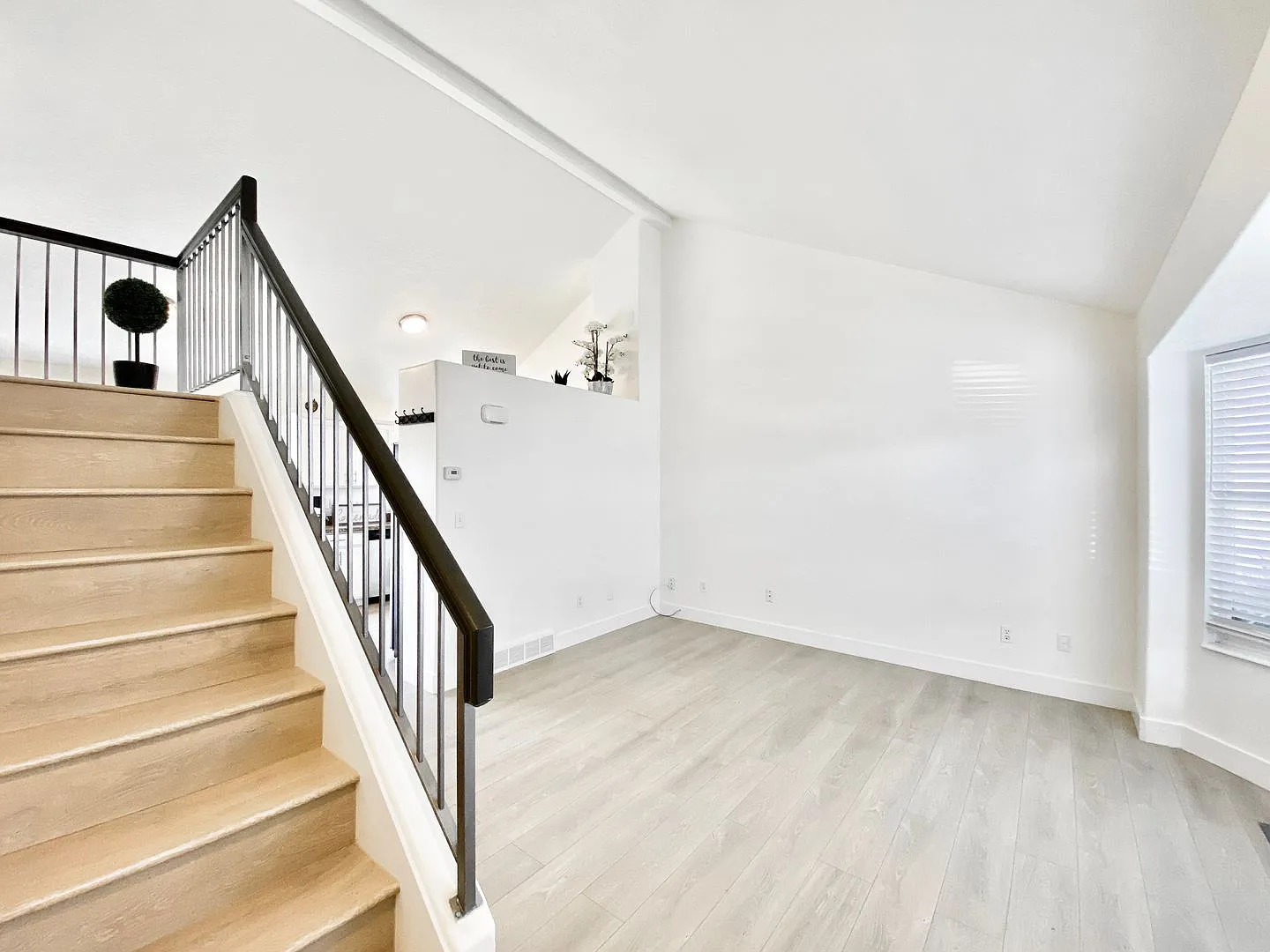 Gorgeous 4 Bed 2 Bath Home in West Valley! — Photo 4