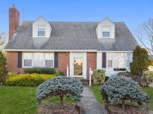 12 Gateway, Rockville Centre, NY 11570
