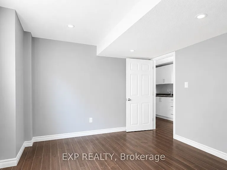 304 Lemon Grass Cres #LOWER — Photo 6