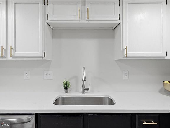 4th image of 20368 Burnley Sq