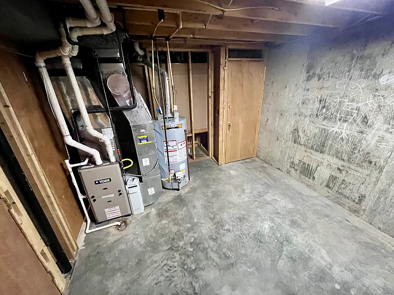 1038 Clark St — Photo 23