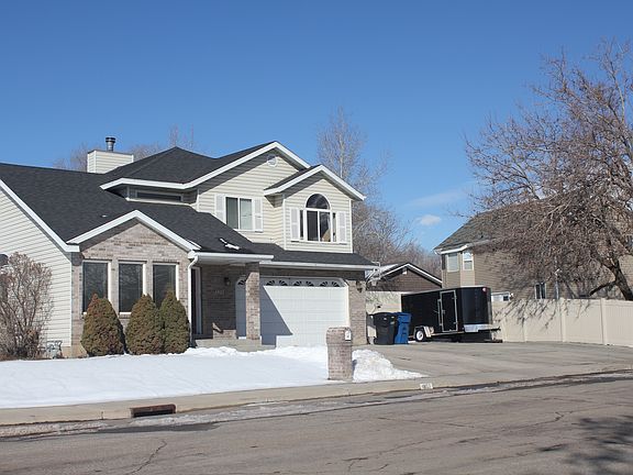 Very large driveway on side for parking