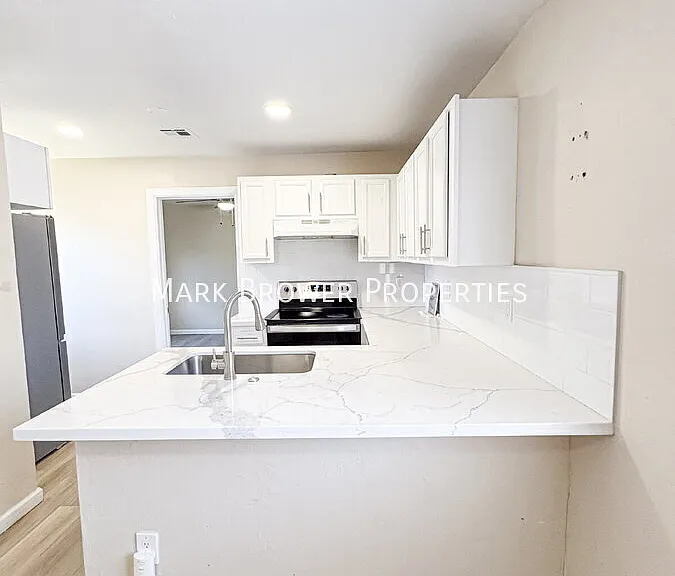 1936 E Yale St #C — Photo 5