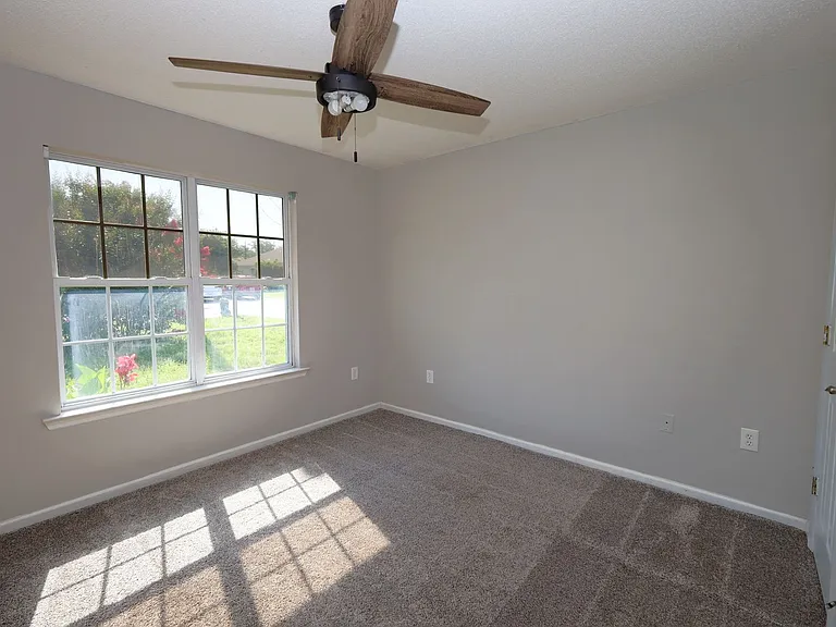812 Madelyn St — Photo 8