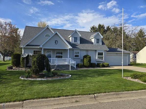609 1st St, Lake Odessa, MI 48849