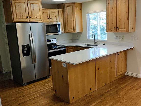 Kitchen has new appliances and new quartz counter tops.