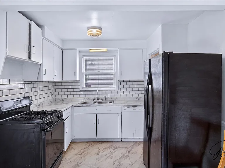 20410 Five Points St — Photo 13