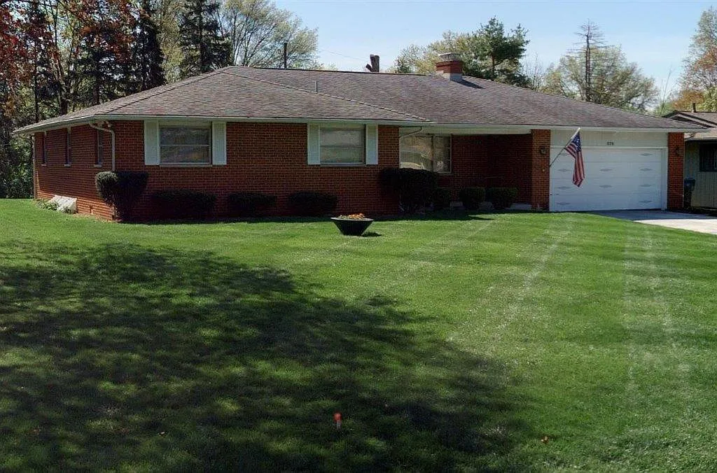 879 Meadowview Dr photo 1